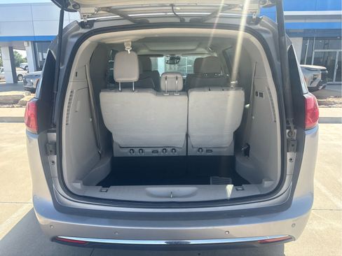 Used 2017 Chrysler Pacifica Limited w/ Advanced Safetytec Group FWD image 8