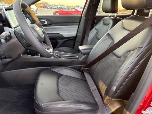 Used 2025 Jeep Compass Latitude image 9