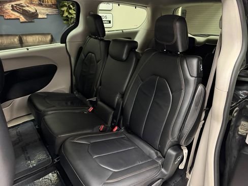 Used 2017 Chrysler Pacifica Touring-L w/ Tire & Wheel Group image 39