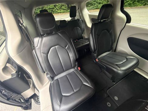 Used 2023 Chrysler Pacifica Touring-L FWD image 32