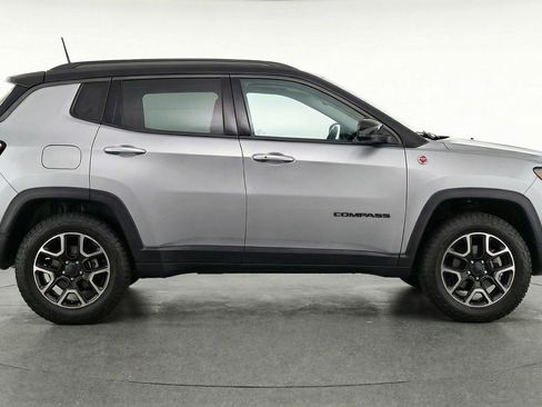 Used 2025 Jeep Compass Trailhawk AWD/4WD image 11
