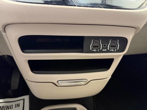 Used 2023 Chrysler Pacifica Touring-L FWD image 31