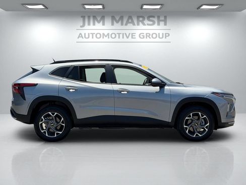 Used 2025 Chevrolet Trax LT FWD image 7
