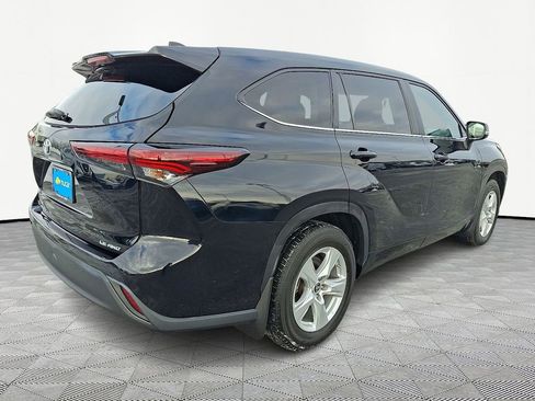 Used 2024 Toyota Highlander LE image 7