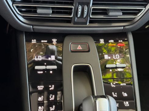 Certified 2025 Porsche Macan AWD/4WD image 23