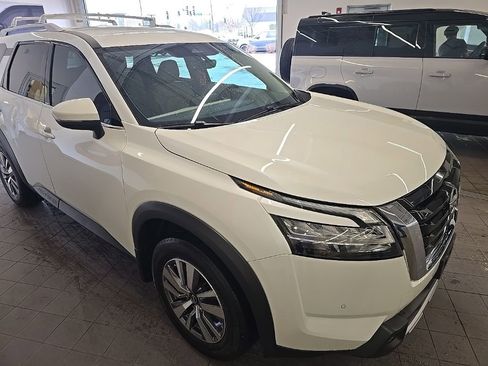 Used 2023 Nissan Pathfinder SL image 3