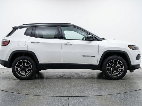 Used 2025 Jeep Compass Trailhawk AWD/4WD image 11