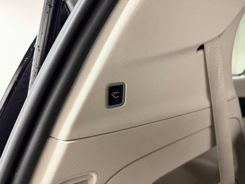 Used 2022 Chrysler Pacifica Touring-L FWD image 9
