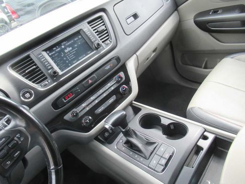 Used 2018 Kia Sedona LX w/ LX Essentials Premium Package image 27