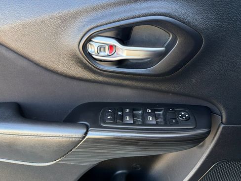 Used 2015 Jeep Cherokee Sport FWD image 13