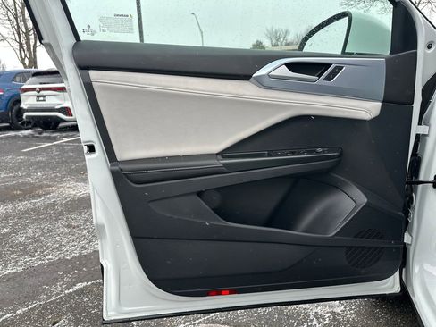 New 2025 Volkswagen Taos SE image 5