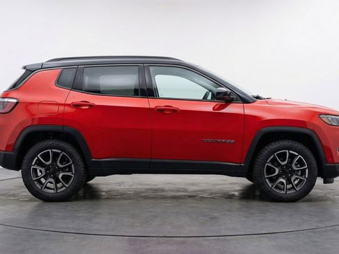 Used 2025 Jeep Compass Trailhawk image 8