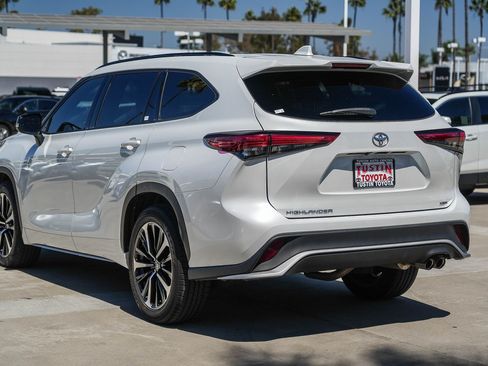 Used 2022 Toyota Highlander XSE FWD image 8