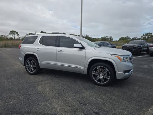 Used 2019 GMC Acadia Denali image 2