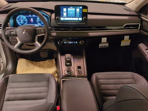 New 2025 Mitsubishi Outlander SE image 16