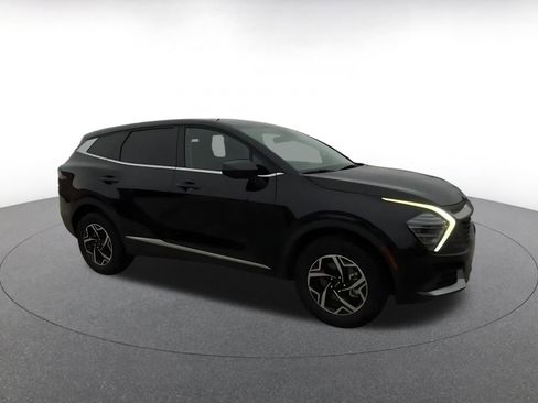 Used 2025 Kia Sportage LX image 2