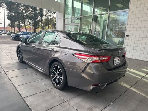 Used 2020 Toyota Camry SE image 3