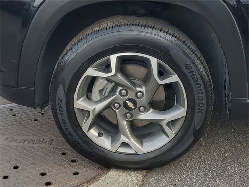 Used 2025 Chevrolet Trax LT image 9