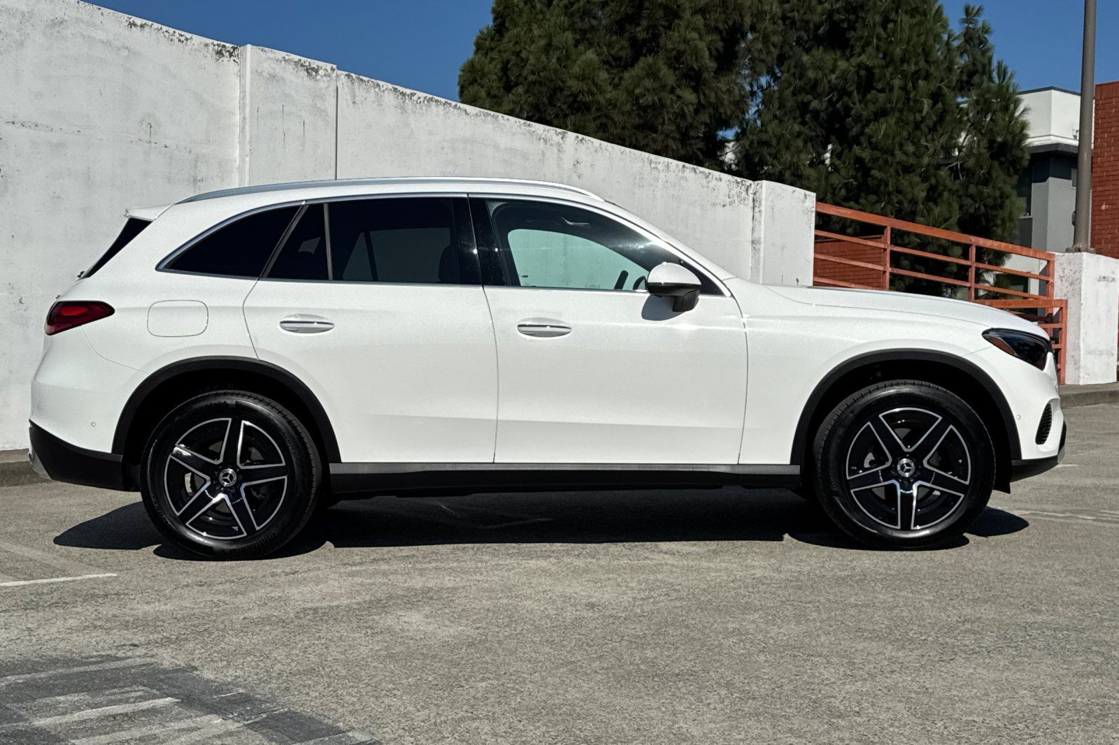 Used 2026 Mercedes-Benz GLC 300 4MATIC image 3
