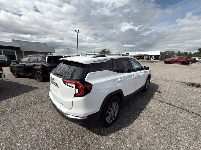 Used 2024 GMC Terrain SLT AWD/4WD image 4