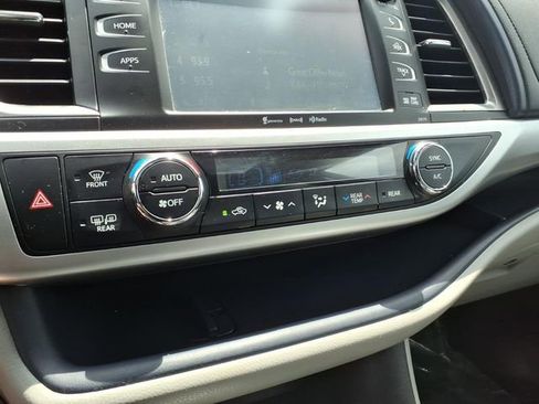 Used 2018 Toyota Highlander XLE FWD image 23