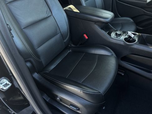 Used 2023 GMC Terrain SLT w/ Infotainment Package II image 29