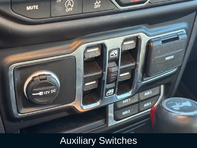 Used 2022 Jeep Wrangler Unlimited Sahara w/ Cold Weather Group AWD/4WD image 31