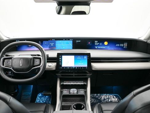 Used 2025 Lincoln Nautilus Premier image 16