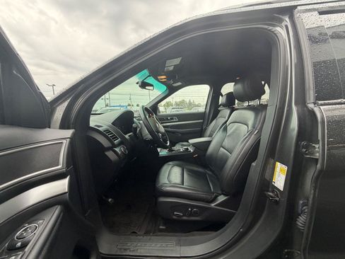 Used 2017 Ford Explorer XLT w/ Equipment Group 202A AWD/4WD image 2