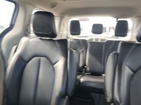 Used 2023 Chrysler Pacifica Touring-L FWD image 13