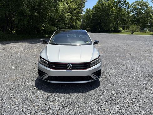 Used 2018 Volkswagen Passat 3.6 FWD image 2
