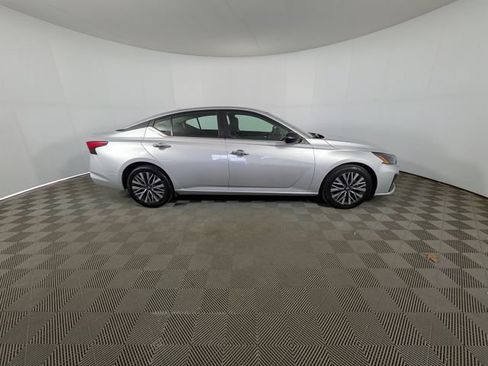 Used 2024 Nissan Altima 2.5 SV FWD image 29