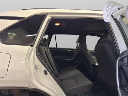 Used 2021 Toyota RAV4 SE image 19