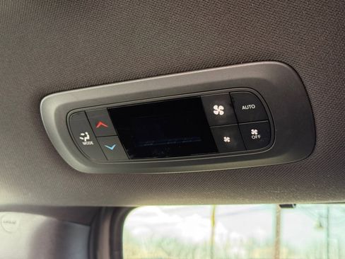 Used 2025 Chrysler Pacifica Select image 32