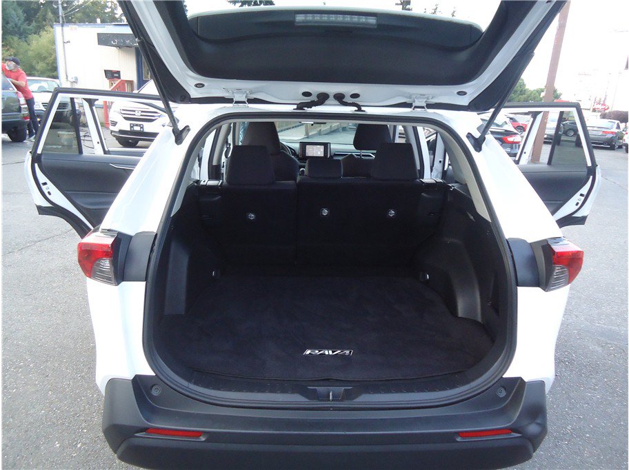 Used 2019 Toyota RAV4 LE w/ Carpet Mat Package AWD/4WD image 18