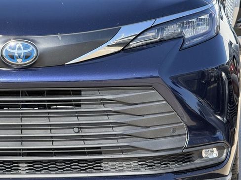 Used 2025 Toyota Sienna XLE FWD image 9
