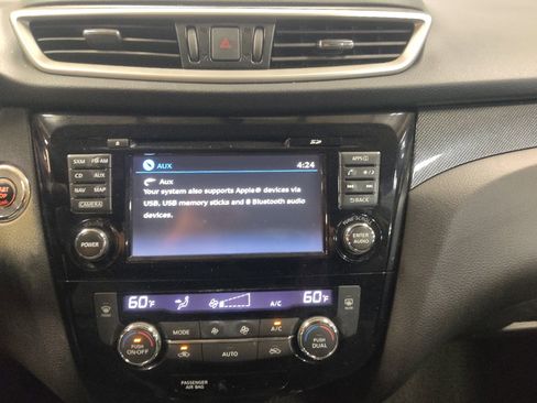 Used 2015 Nissan Rogue SL w/ SL Premium Package FWD image 25
