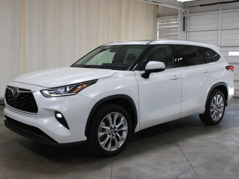 Used 2023 Toyota Highlander Limited FWD image 4