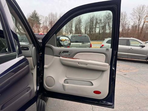 Used 2009 Chevrolet Suburban LT image 14