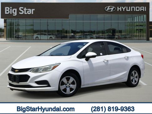Used 2018 Chevrolet Cruze LS FWD image 1