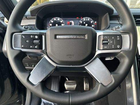 Used 2024 Land Rover Discovery Dynamic SE image 11