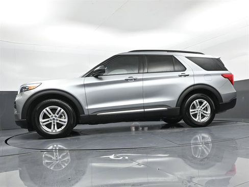 Certified 2024 Ford Explorer XLT RWD image 33