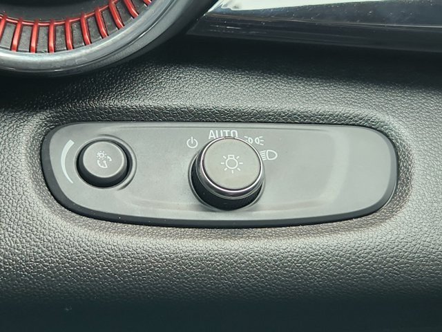 Used 2024 Chevrolet Trax RS w/ Sunroof Package FWD image 19