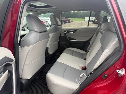 Used 2022 Toyota RAV4 XLE Premium AWD/4WD image 7