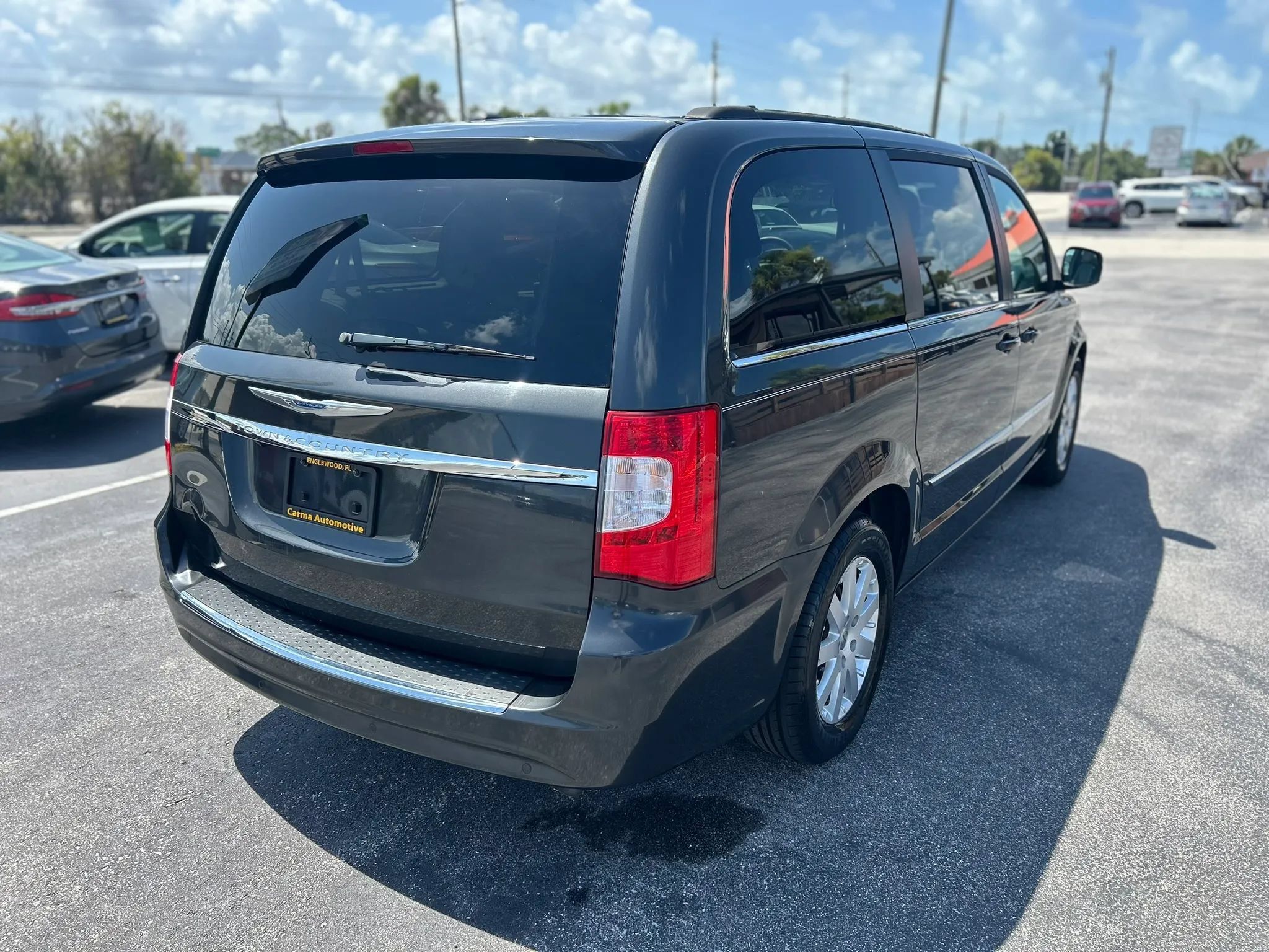 Used 2011 Chrysler Town & Country Touring-L FWD image 10
