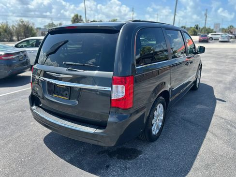 Used 2011 Chrysler Town & Country Touring-L FWD image 10