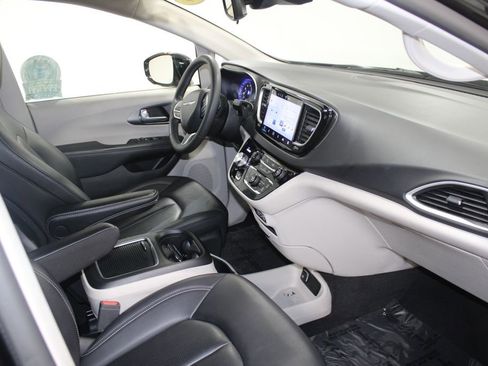 Used 2024 Chrysler Pacifica Touring-L image 27