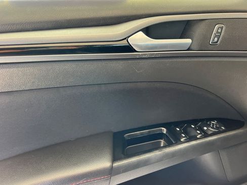 Used 2015 Ford Fusion SE FWD image 12
