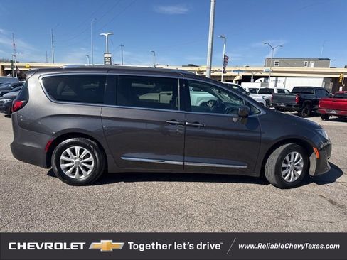 Used 2019 Chrysler Pacifica Touring-L image 9