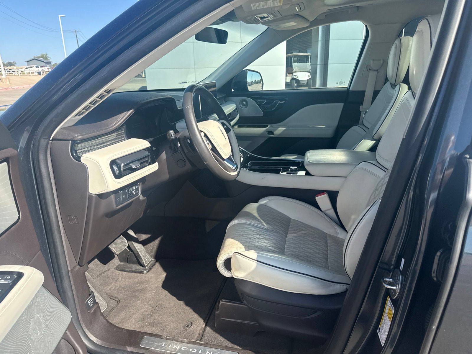 Used 2023 Lincoln Aviator Black Label w/ Class IV Trailer Tow Package AWD/4WD image 9